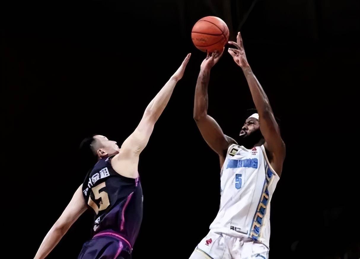 包含篮板争夺：北京队抢到48个篮板，赢得关键战役！的词条